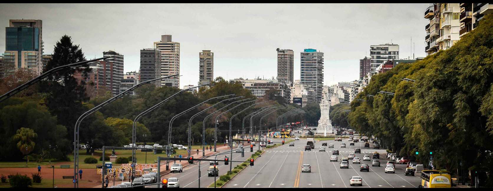 Imagen de la Av. Juan B Justo, en Palermo, tomada desde el puente del ferrocarril.